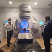 El Universitario de Cáceres comienza a tratar a pacientes con el acelerador lineal donado por Amancio Ortega
