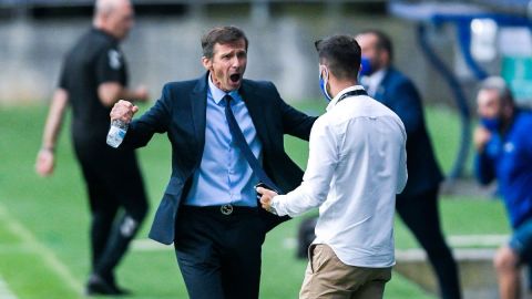 Ziganda festeja un gol del Oviedo.