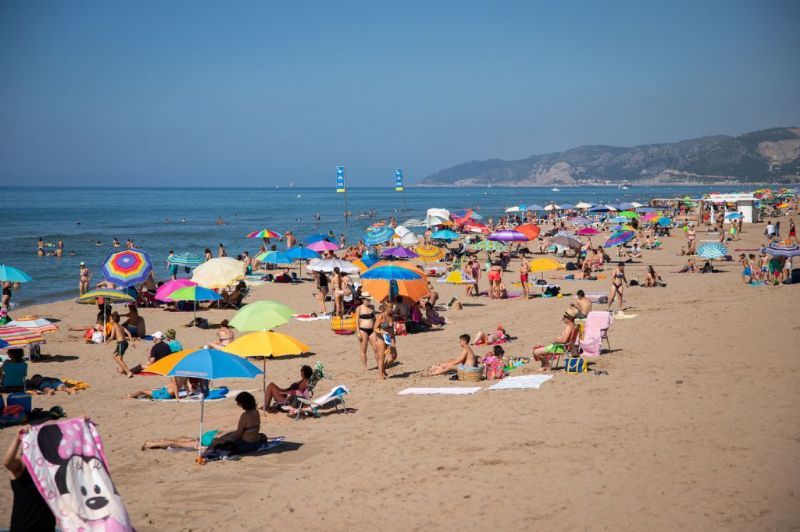 Castelldefels tanca la platja “amb un dispositiu de màxims” Castelldefels tanca la platja “amb un dispositiu de màxims”