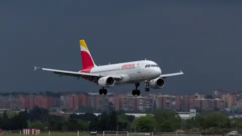 Aterrizaje de un avión en el aeropuerto de Barajas con tormenta 