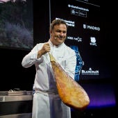 El chef Ángel León con una pieza de jamón de atún