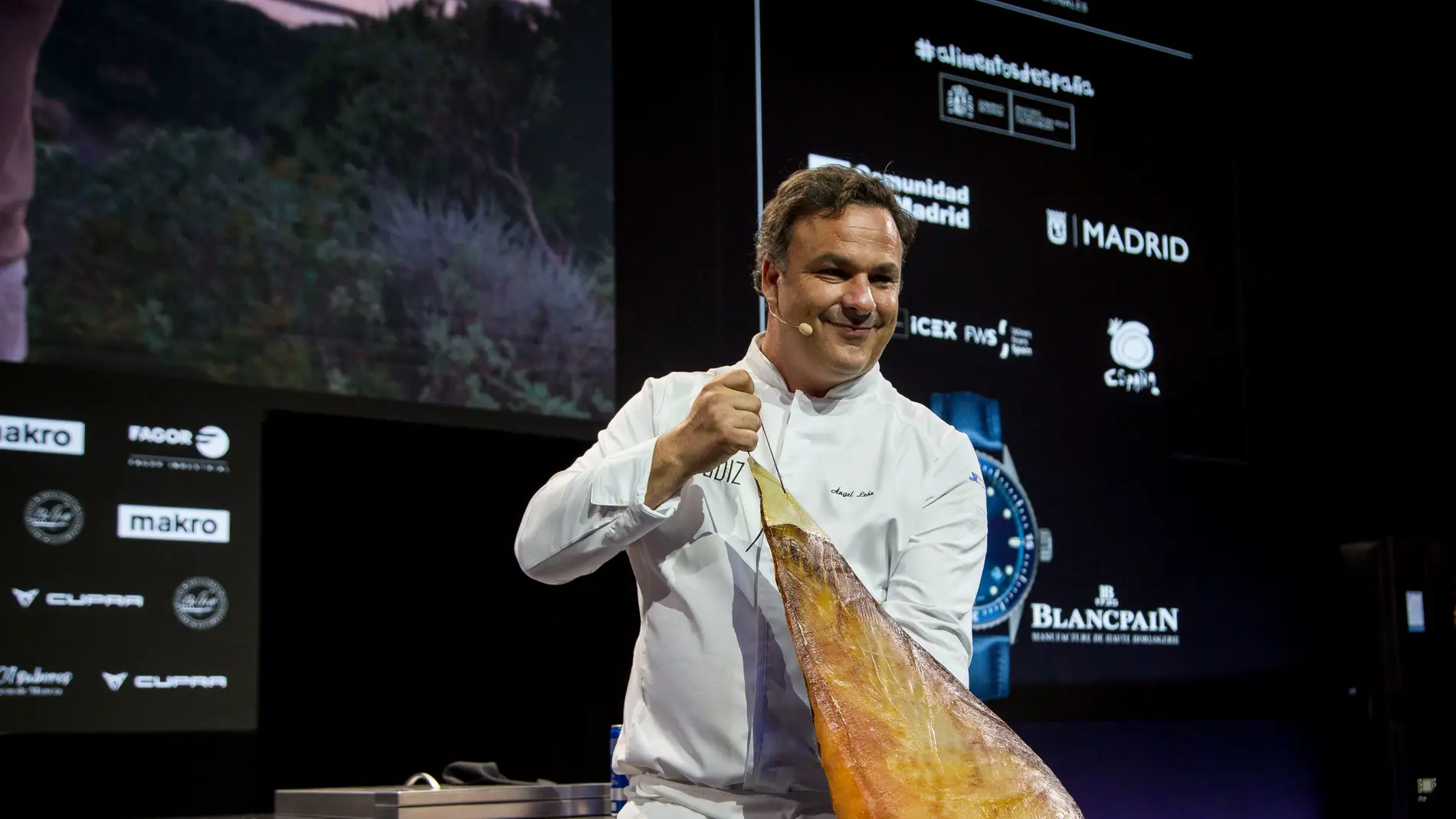El chef Ángel León con una pieza de jamón de atún