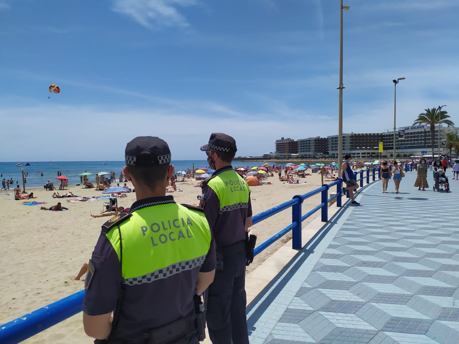 La Policía Local despliega este fin de semana en Alicante a 300 agentes para vigilar el cumplimiento de las medidas anti-covid La Policía Local despliega este fin de semana en Alicante a 300 agentes para vigilar el cumplimiento de las medidas anti-covid