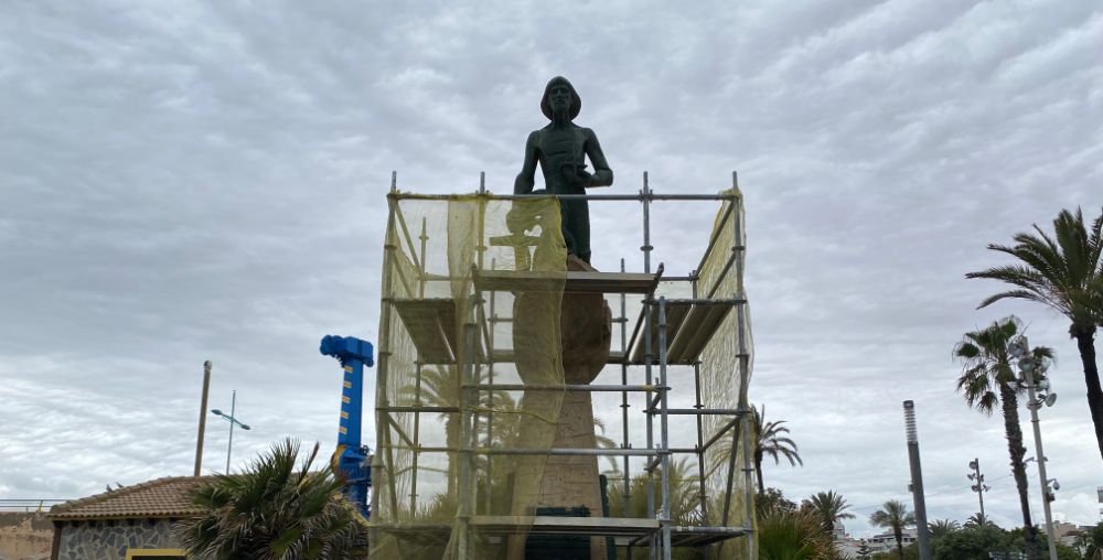 El Monumento al Hombre del Mar fue inaugurado en mayo de 1975 y esculpido por el catalán Josep Ricart i Maimir, se trata de uno de los grandes símbolos de la ciudad El Monumento al Hombre del Mar fue inaugurado en mayo de 1975 y esculpido por el catalán Josep Ricart i Maimir, se trata de uno de los grandes símbolos de la ciudad