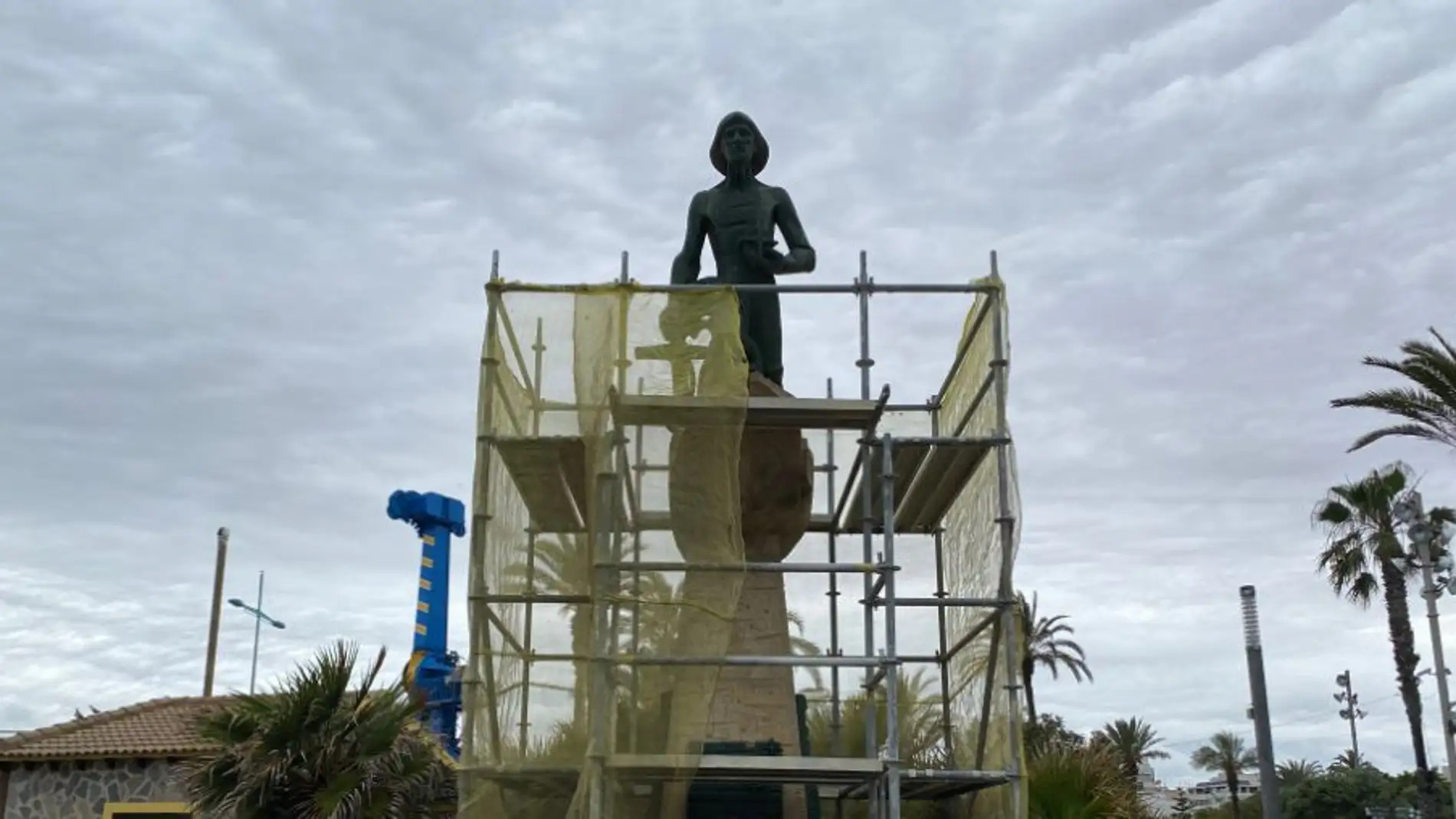 El Monumento al Hombre del Mar fue inaugurado en mayo de 1975 y esculpido por el catalán Josep Ricart i Maimir, se trata de uno de los grandes símbolos de la ciudad 