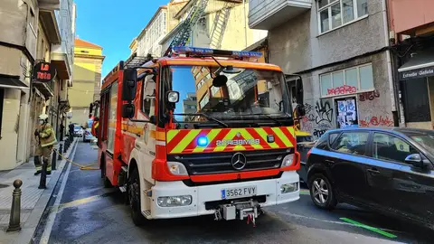 Bomberos atendiendo el incendio en Cordonería Bomberos atendiendo el incendio en Cordonería
