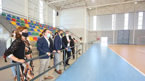 El presidente de la institución, Carlos Mazón, inaugura las nuevas instalaciones junto al alcalde Francisco Cano polideportivo