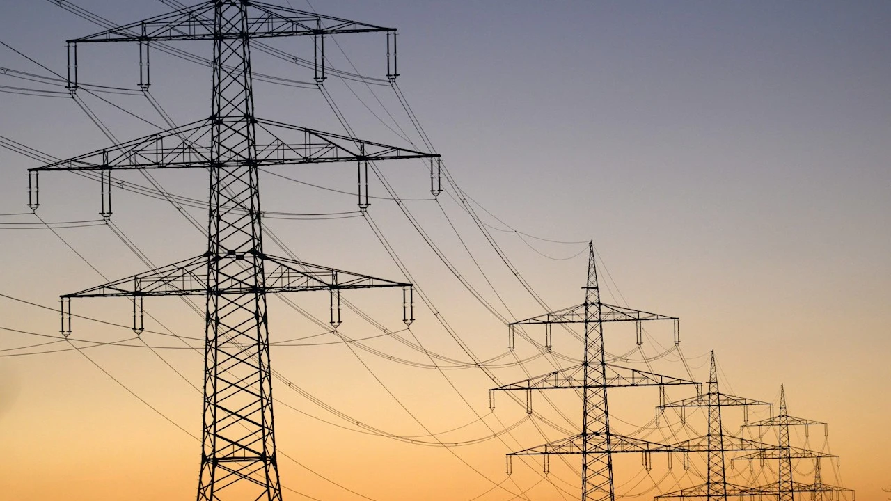 Vista de varios postes eléctricos