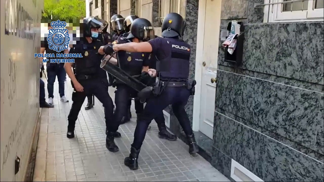 La Policía Nacional detiene en Elche a tres personas acusadas de prostituir a mujeres menores de edad La Policía Nacional detiene en Elche a tres personas acusadas de prostituir a mujeres menores de edad