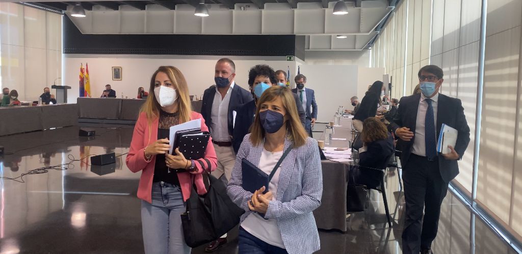 El PP de Elche se va del pleno emplazando a PSOE y Compromís en los tribunales por una discusión sobre el número de mociones que se pueden presentar El PP de Elche se va del pleno emplazando a PSOE y Compromís en los tribunales por una discusión sobre el número de mociones que se pueden presentar