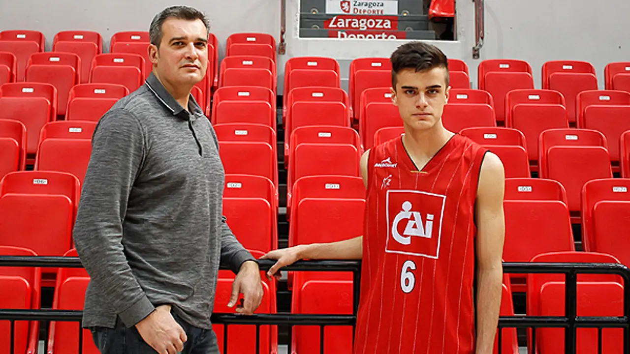 José Miguel Hernández junto a su hijo José Miguel Hernández junto a su hijo