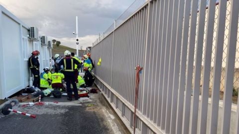 Trabajador accidentado tras caerle encima un port&oacute;n met&aacute;lico en Loeches