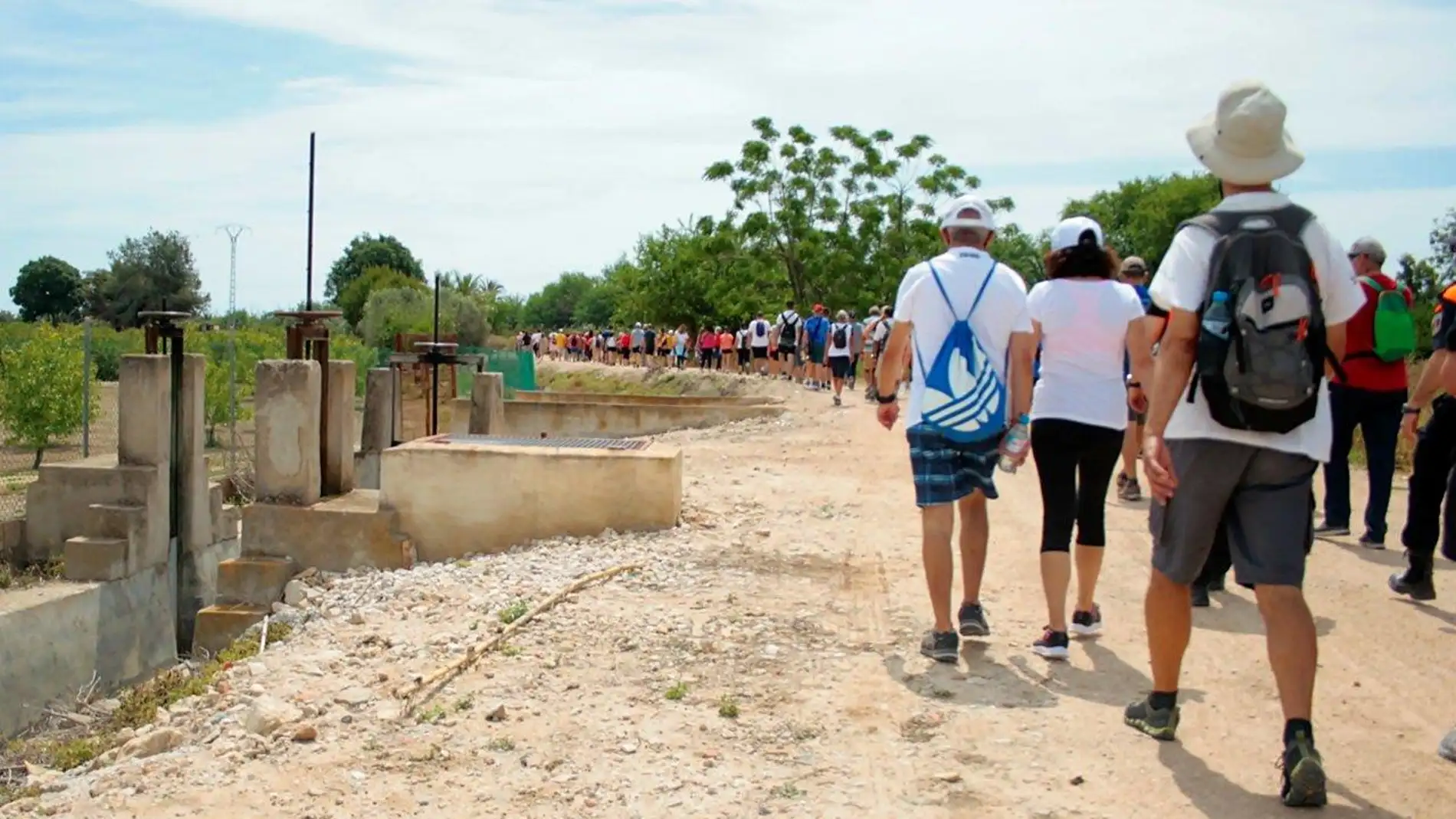 El pasado sábado, más de sesenta voluntarios medioambientales -acompañados de Protección Civil- se repartieron en cuatro tramos la ruta para llevar a cabo la primera jornada de “Plogging” 