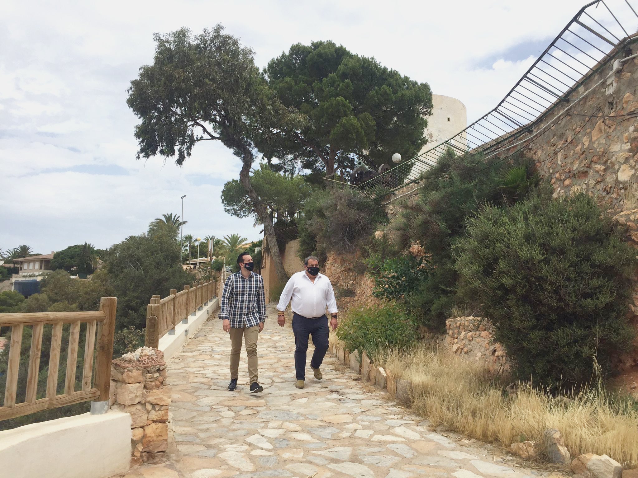 “Entre los Senderos Azules galardonados este año se encuentra el sendero “Paseo Cabo Roig” que recorre dos kilómetros del litoral oriolano, entre La Caleta y Cala Capitán “Entre los Senderos Azules galardonados este año se encuentra el sendero “Paseo Cabo Roig” que recorre dos kilómetros del litoral oriolano, entre La Caleta y Cala Capitán