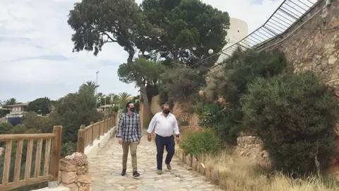 “Entre los Senderos Azules galardonados este año se encuentra el sendero “Paseo Cabo Roig” que recorre dos kilómetros del litoral oriolano, entre La Caleta y Cala Capitán senderos azules