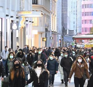 Gente por la calle con mascarillas Gente por la calle con mascarillas
