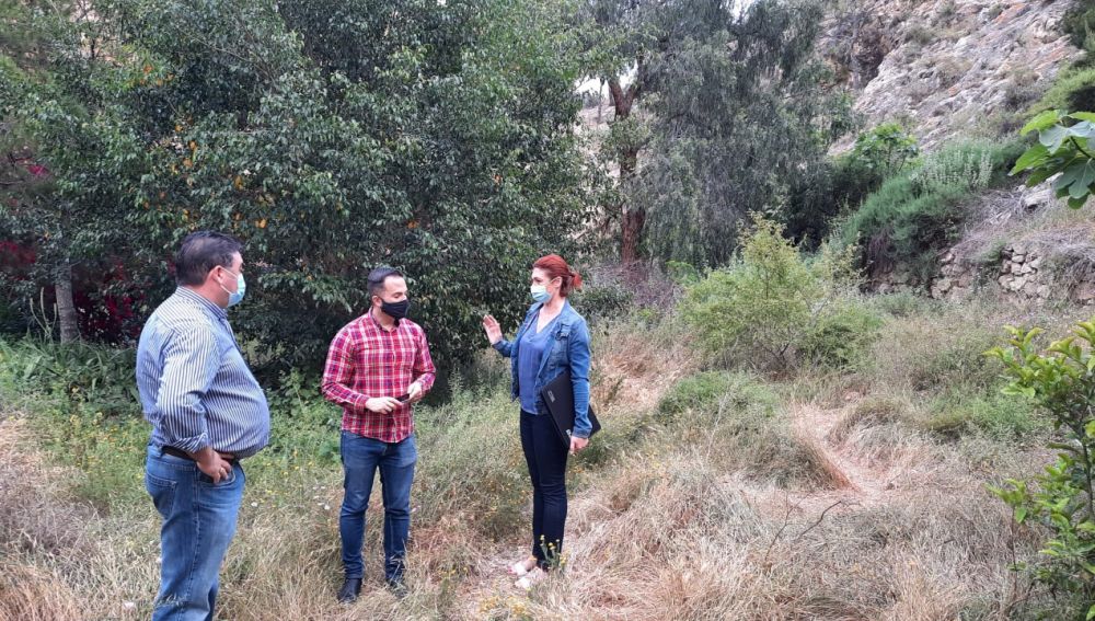 El concejal de Compromís Rafa Mas y los vecinos en la Zona de la Balsa 