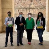 La AECC de Cáceres intercambia cigarrillos por cerezas este fin de semana en la Ciudad Monumental