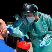 Un sanitario realice un test a un paciente Un sanitario realice un test a un paciente