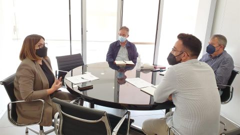 El concejal Adrián Santos Pérez con cargos de la Consellería de Política Territorial El concejal Adrián Santos Pérez con cargos de la Consellería de Política Territorial