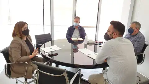 El concejal Adrián Santos Pérez con cargos de la Consellería de Política Territorial El concejal Adrián Santos Pérez con cargos de la Consellería de Política Territorial