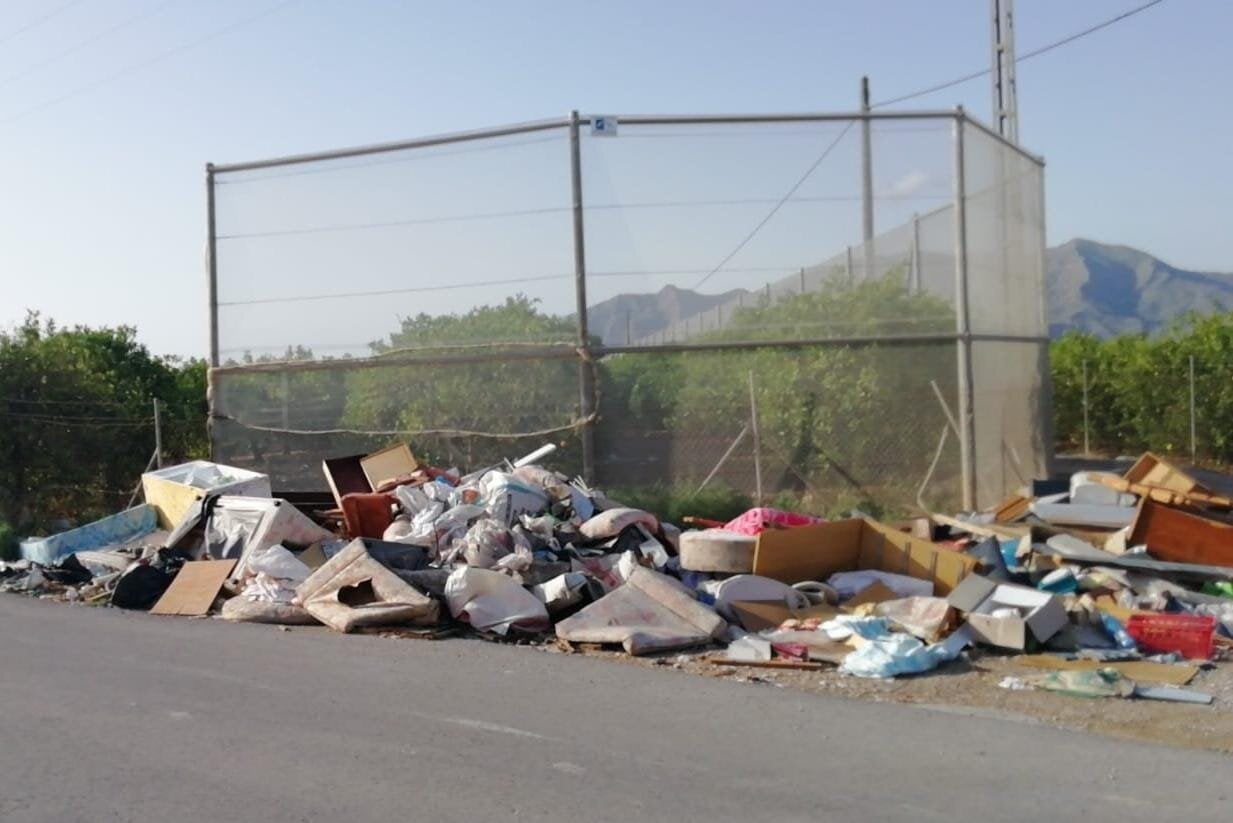 En los últimos meses, también, ha aumentado, de forma muy considerable, el abandono de sanitarios y restos de obra de fontanería, así como colchones, cocinas enteras, escombro, etc En los últimos meses, también, ha aumentado, de forma muy considerable, el abandono de sanitarios y restos de obra de fontanería, así como colchones, cocinas enteras, escombro, etc