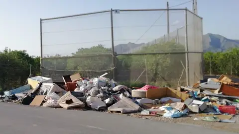 En los últimos meses, también, ha aumentado, de forma muy considerable, el abandono de sanitarios y restos de obra de fontanería, así como colchones, cocinas enteras, escombro, etc residuos