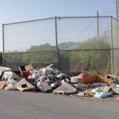 En los últimos meses, también, ha aumentado, de forma muy considerable, el abandono de sanitarios y restos de obra de fontanería, así como colchones, cocinas enteras, escombro, etc 