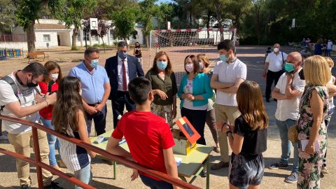 Visita Consejera de Educaci&oacute;n a Cinco Casas