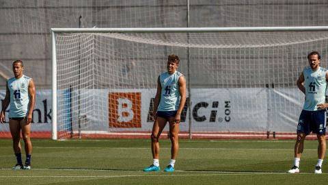 Thiago, Marcos Llorente y Fabián en un entrenamiento de la selección española