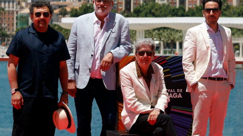 Parte del elenco de 'Hombre muerto no sabe vivir' posa en el photocall oficial del Festival de M&aacute;laga