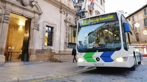 Autobús de la EMT de Palma a las puertas de la Plaça de Cort. Autobús de la EMT de Palma a las puertas de la Plaça de Cort.