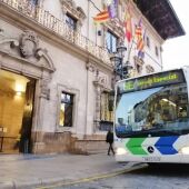 Autobús de la EMT de Palma a las puertas de la Plaça de Cort.