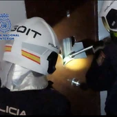 Agentes de la Policía durante la operación antidroga Agentes de la Policía durante la operación antidroga