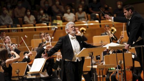 Con aplausos, vítores y parte de los asistentes en pie ha recibido el público de Madrid al tenor Plácido Domingo (c), visiblemente emocionado, en el concierto ofrecido este miércoles en el Auditorio Nacional, que ha supuesto su reaparición tras dos años alejado de los escenarios españoles