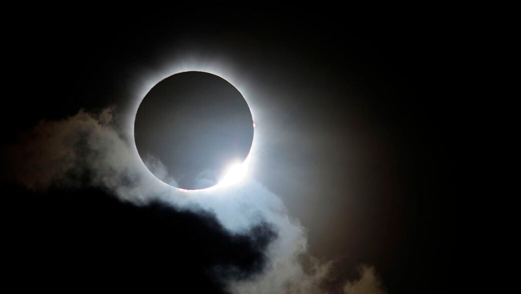 &iquest;C&oacute;mo ver el eclipse de sol hoy y qu&eacute; gafas se necesitan?
