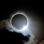 ¿Cómo ver el eclipse de sol hoy y qué gafas se necesitan?