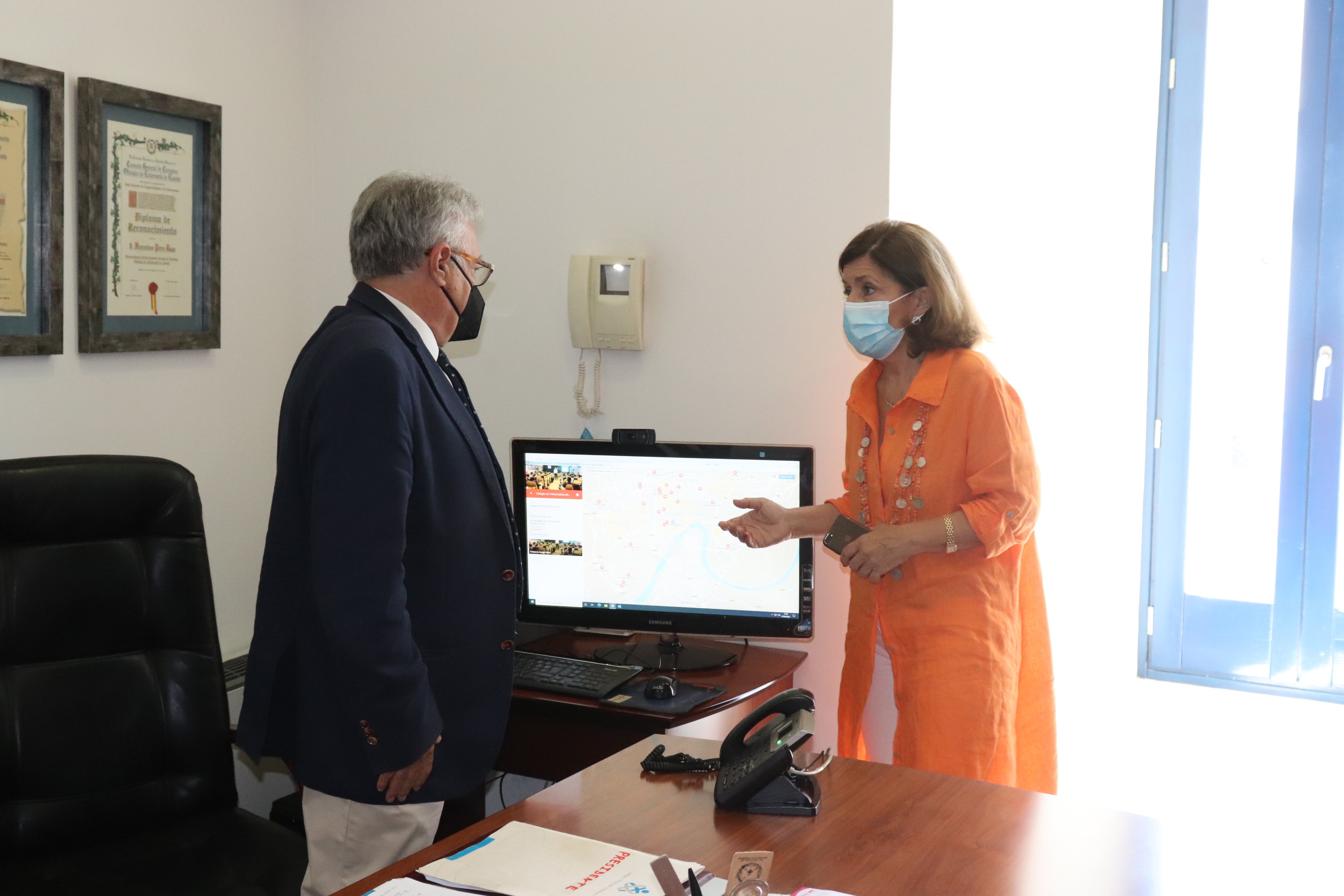 El Colegio de Enfermería de Córdoba presenta a la delegada de Salud y Familias el mapa de las 66 zonas cardioaseguradas de Córdoba El Colegio de Enfermería de Córdoba presenta a la delegada de Salud y Familias el mapa de las 66 zonas cardioaseguradas de Córdoba