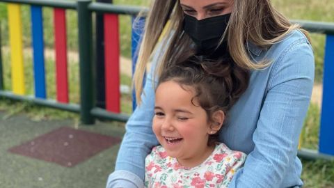 Alba y su madre, Blanca, en una foto de archivo