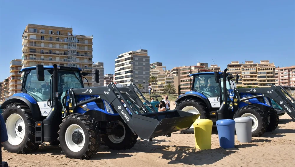 Tractores de limpieza de las playas de Elche.