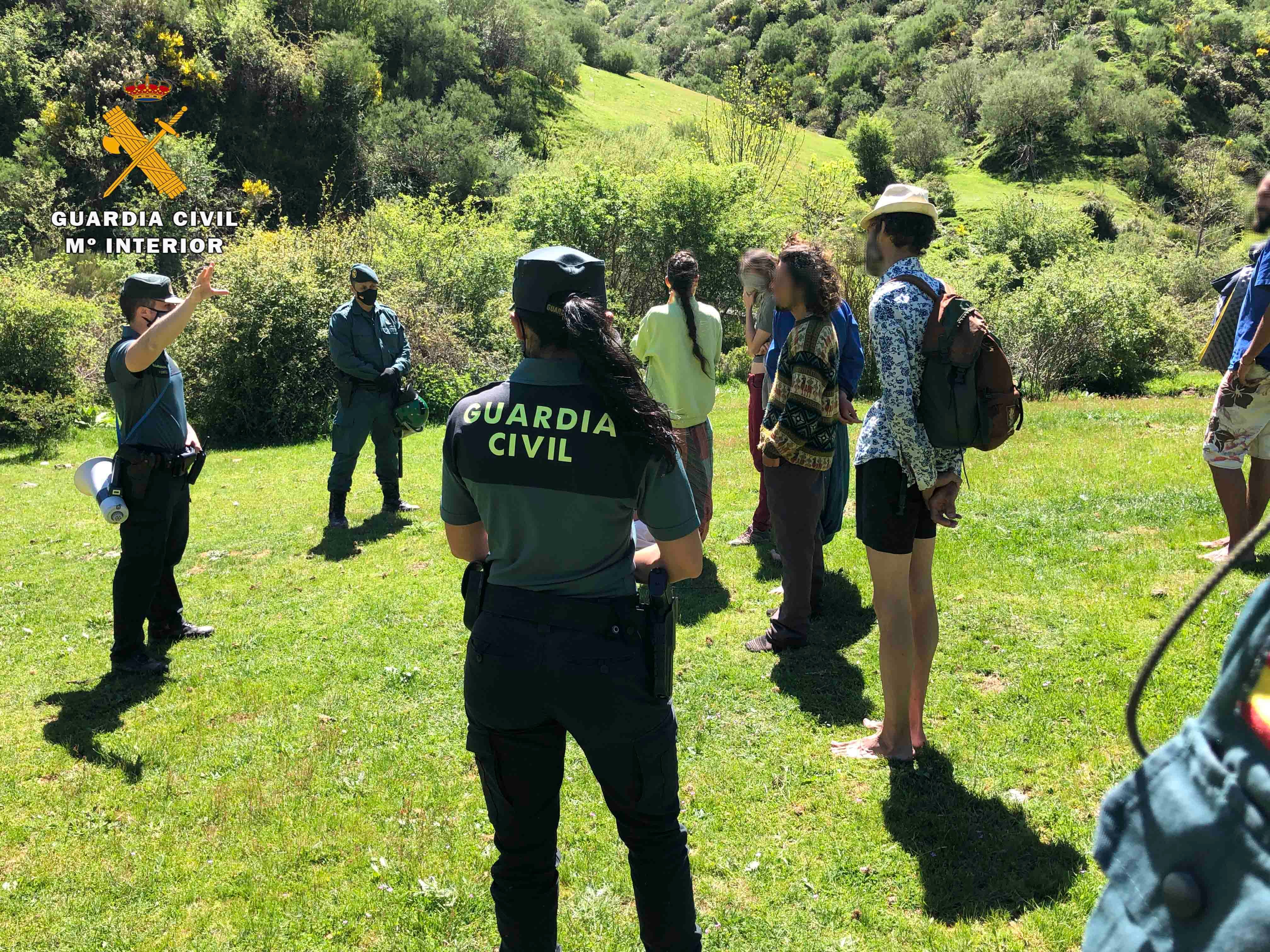 La Guardia Civil sanciona a 76 hippies acampados en la sierra La Guardia Civil sanciona a 76 hippies acampados en la sierra