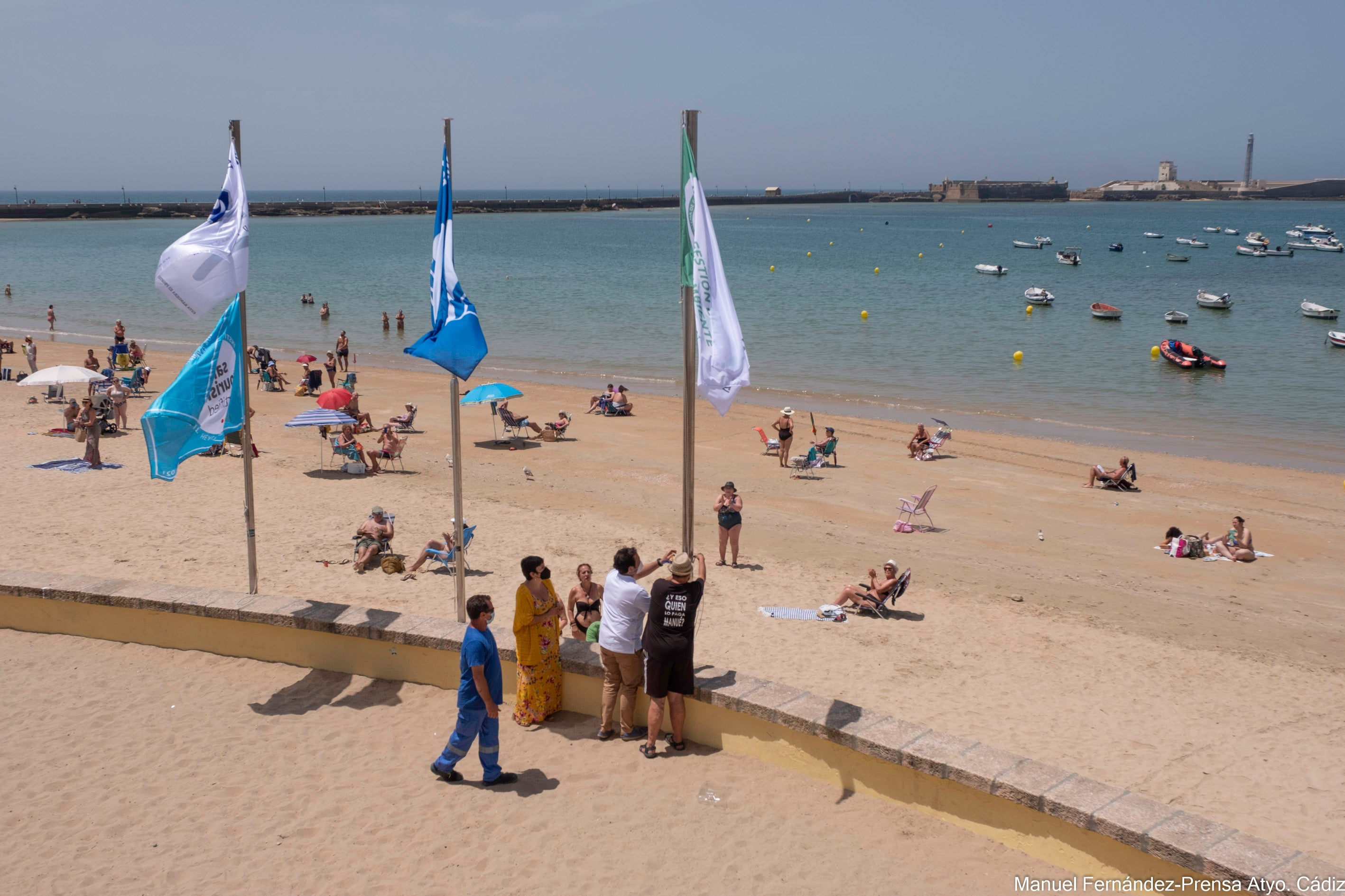Cádiz ya luce sus cuatro Banderas Azules Cádiz ya luce sus cuatro Banderas Azules