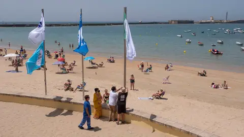 Las banderas azules ya lucen en Cádiz Las banderas azules ya lucen en Cádiz