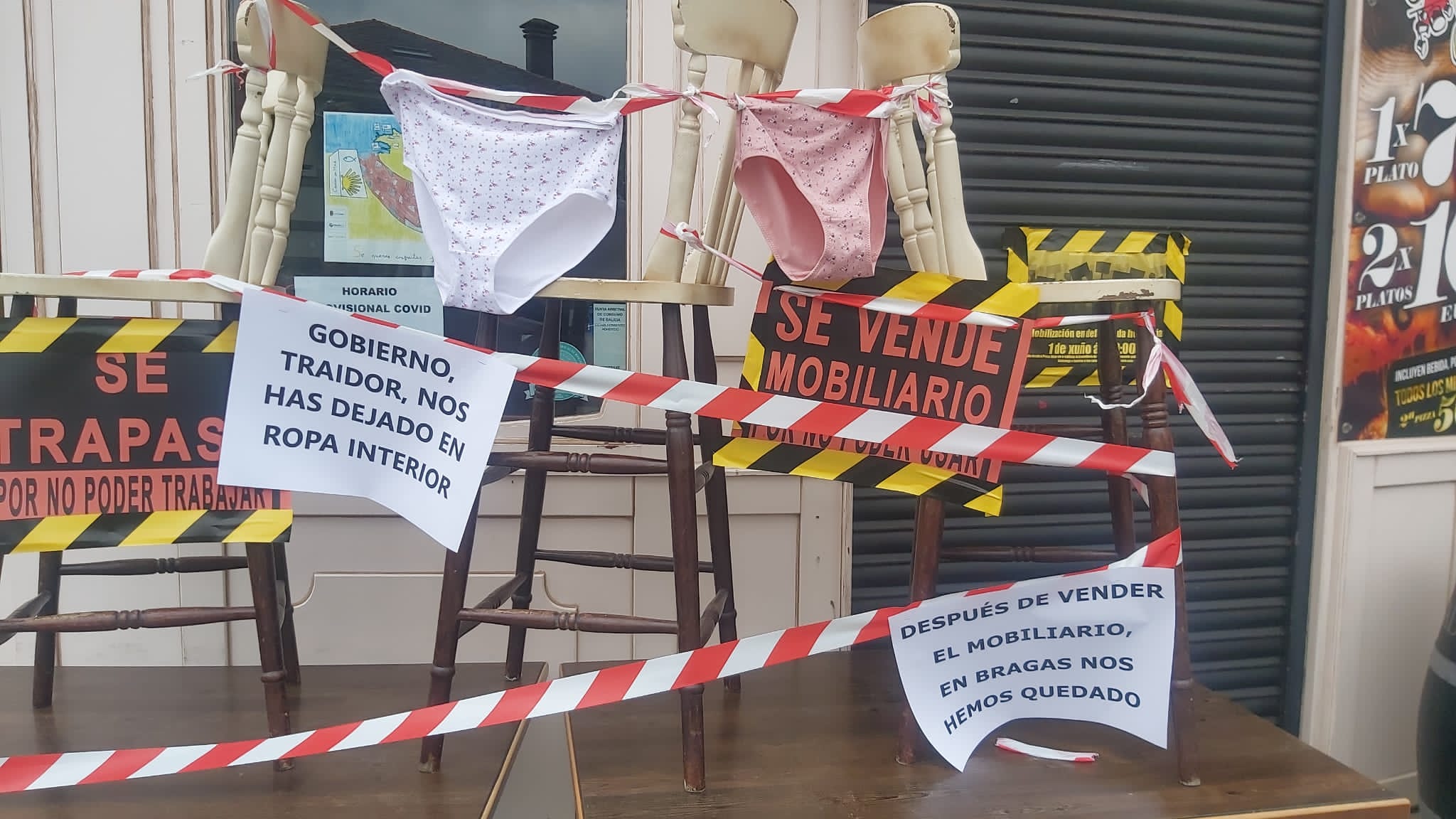 Hosteleros de Viveiro cuelgan la ropa interior en la calle para protestar Hosteleros de Viveiro cuelgan la ropa interior en la calle para protestar