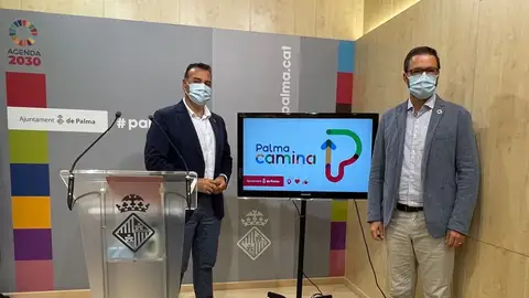 El Alcalde de Palma, José Hila, junto al regidor de mobilitat, Xisco Dalmau, en la presentación del plan &quot;Palma camina&quot;. 