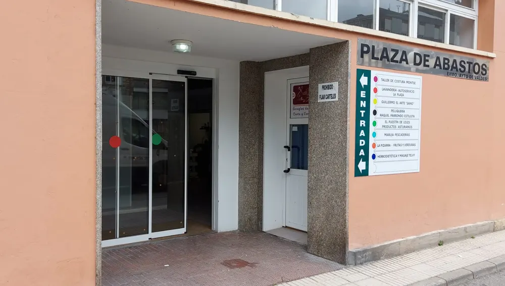 Puertas nuevas en Plaza Abastos Luarca.
