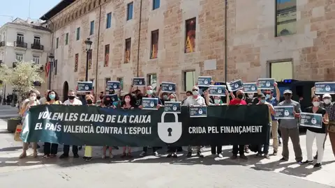 La plataforma ha dado lectura a su nuevo manifiesto frente a Les Corts CRIDA FINANÇAMENT