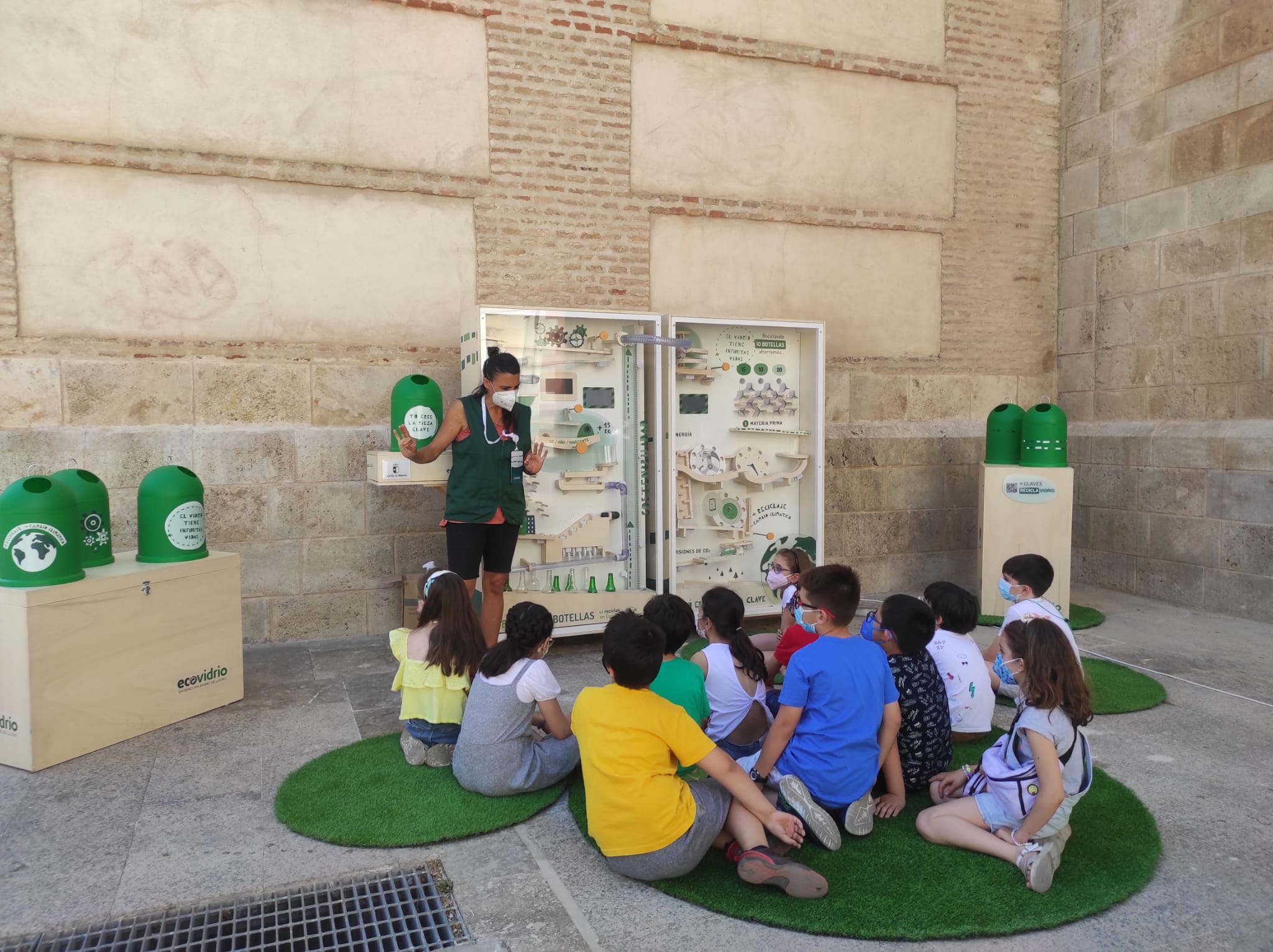 Escolares de Valdepeñas participan en la campaña de reciclaje de Ecovidrio "Tú eres la pieza clave" Escolares de Valdepeñas participan en la campaña de reciclaje de Ecovidrio "Tú eres la pieza clave"