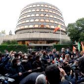 El presidente de Vox, Santiago Abascal, a las puertas del Tribunal Constitucional tras presentar el recurso.