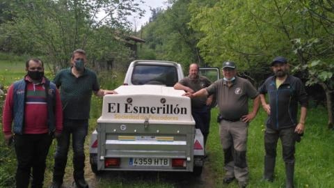 Un momento de la suelta de los alevines